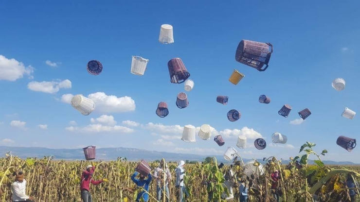 Eve Dönüş Sevinci Yaşayan İşçiler Kovalarını Fırlattı