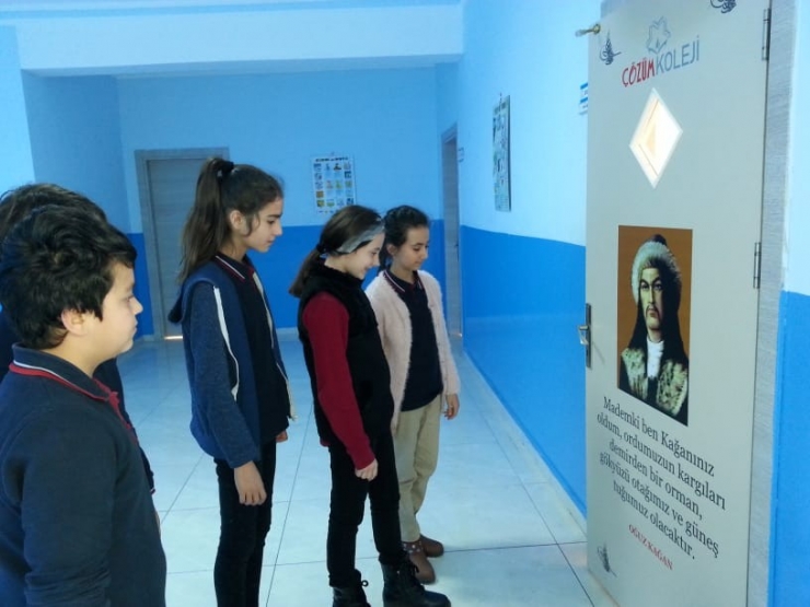 Tarihi Sınıf Kapılarına İşlediler