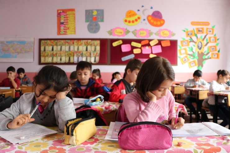 Bu Okulda Sınavlar Öğretmensiz Yapılıyor