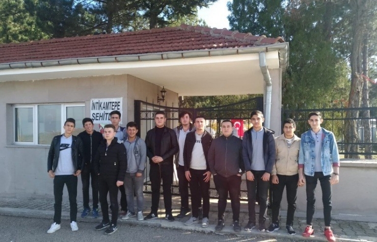 Öğrenciler Şehitlik Çevresindeki Çöpleri Topladı