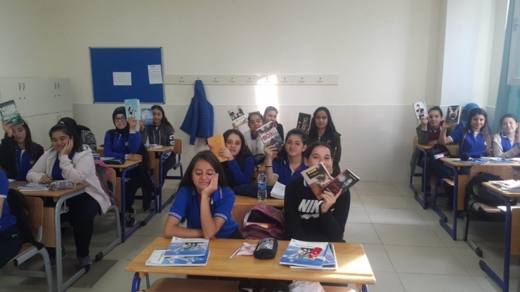 Okulda Telefon Ve Sigara Değil Okuma Kitabı Aradılar