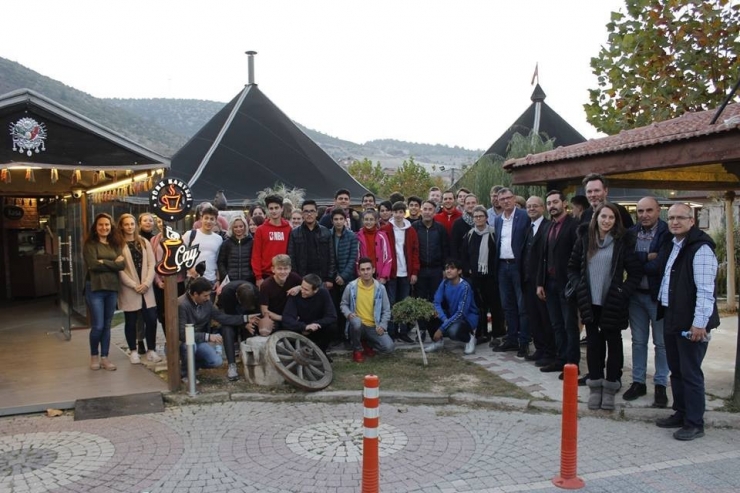 Başkan Duymuş, Yurt Dışından Gelen Öğrencileri Ağırladı