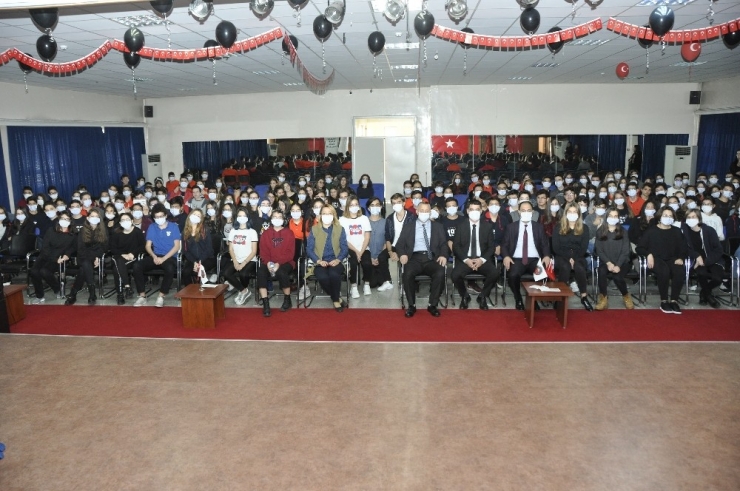 Öğrenciler Maske Takarak, "Lösemi Bulaşıcı Değil, İyilik Bulaşıcıdır" Mesajı Verdi