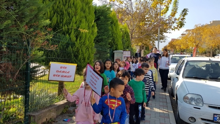 Denizli’de Miniklerden Kızılay’a Büyük Destek