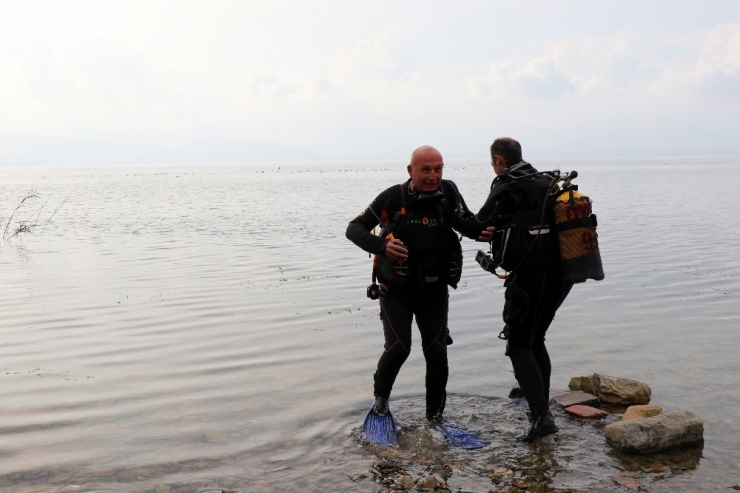 Eski Bakan Kirliliğe Dikkat Çekmek İçin Sapanca Gölüne Dalış Yaptı