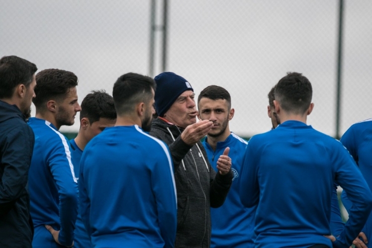 Mustafa Denizli: "Kısıtlı Kadroda İki Oyuncunun Eksikliği Önemli Bir Sorun"