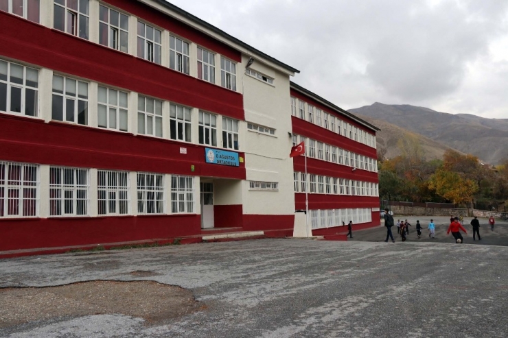 Temizliğini Yaptığı Üniversitede Okuyup Öğretmen Oldu