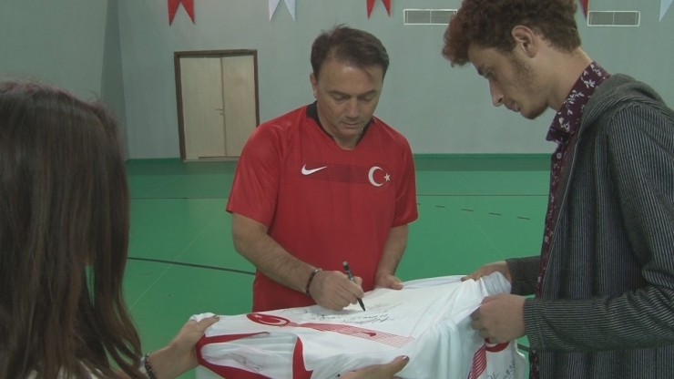 Hami Mandıralı: "Burak Yılmaz Da Son Yaptığı Hareketlerden Memnun Değildir"