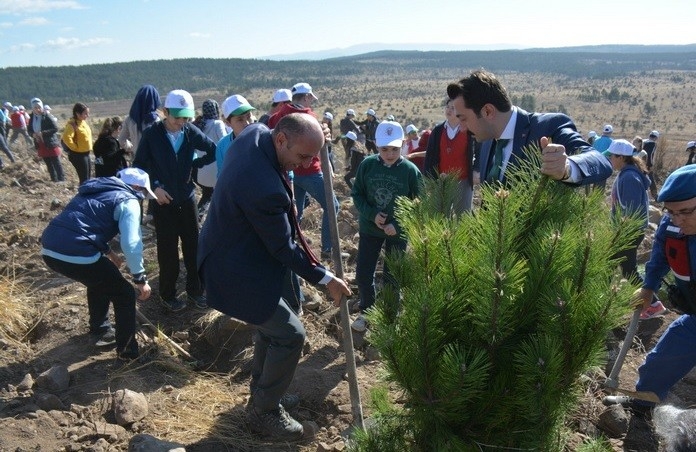 Öğrenciler, Fidanları Toprakla Buluşturdu