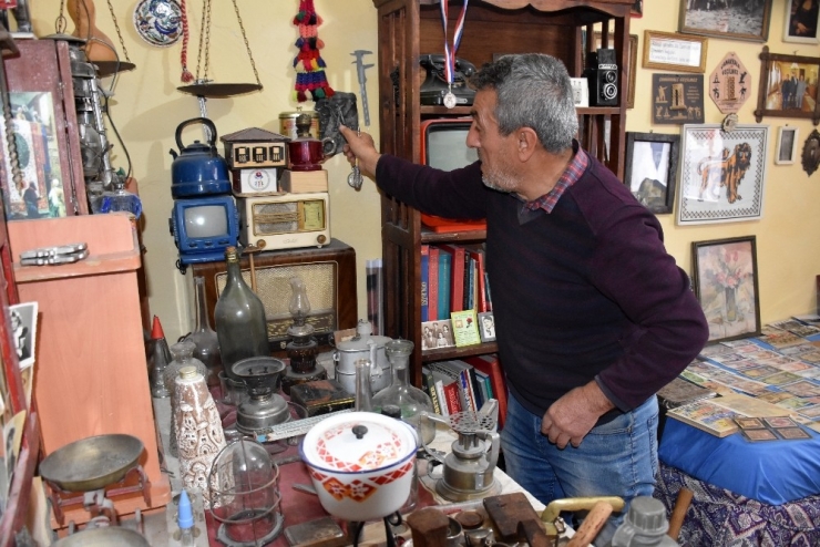 Evinin Oturma Odasında Tarih Yaşatıyor