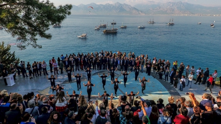 Ata’ya Saygı Yürüyüşüne Zeybek Oynayan Kadınlar Damga Vurdu