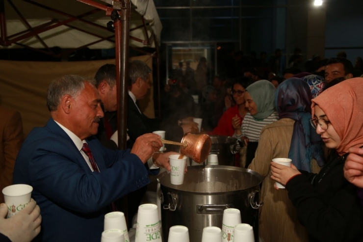 Vize Sınavlarına Hazırlanan Öğrencilere Sıcak Çorba İkramı