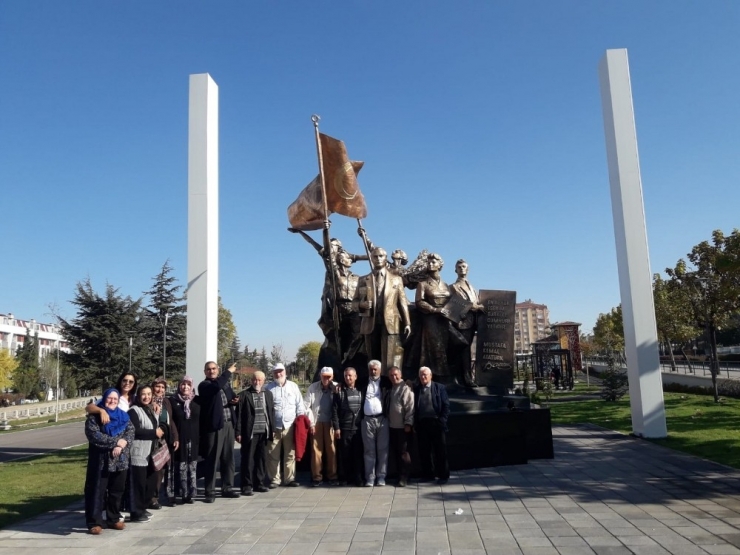 Koca Çınarlar Cumhuriyet Parkında