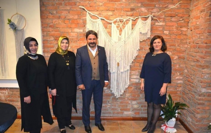 Üç Kız Kardeşin El Emekleri Sergi Oldu