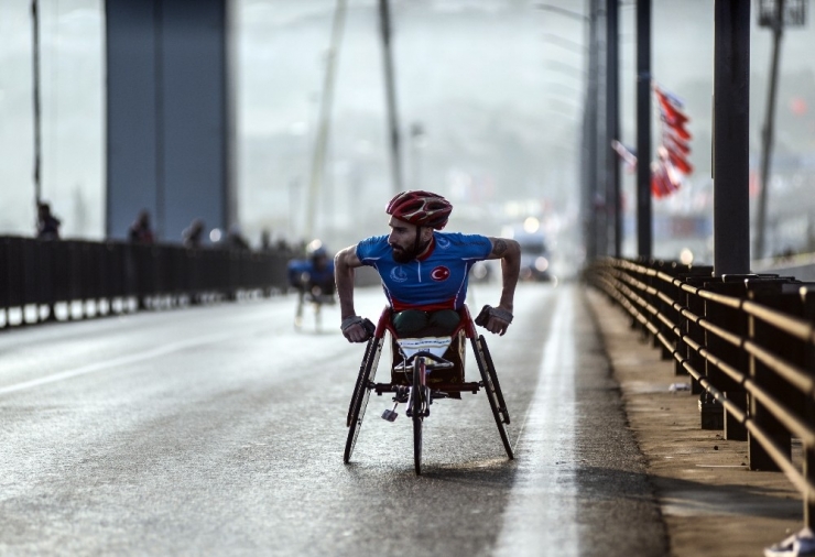 Vodafone 40. İstanbul Maratonu’nda Start Verildi. 09.00’da İki Kıtayı Birbirine Bağlayan Vodafone 40. İstanbul Maratonu Başladı. Startın Verilmesiyle Sporcular 15 Temmuz Şehitler Köprüsü’ne Doğru Hareket Etti.