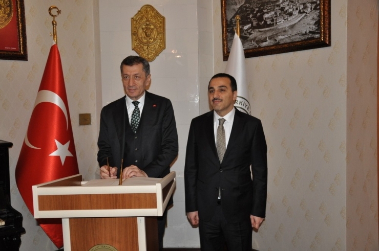 Bakan Selçuk, Vali Öksüz’ü Makamında Ziyaret Etti