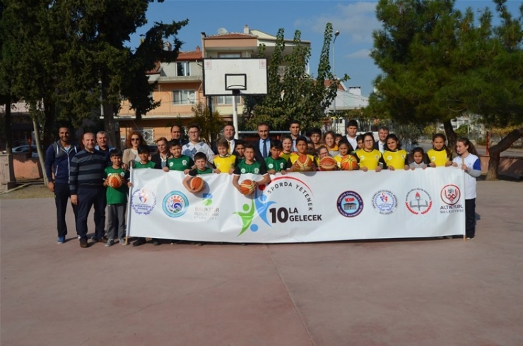 Öğrenciler Ders Sonrası Spor Yapıyor