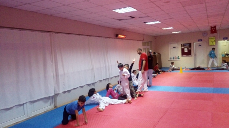 Geleceğin Karatecileri Yetişiyor