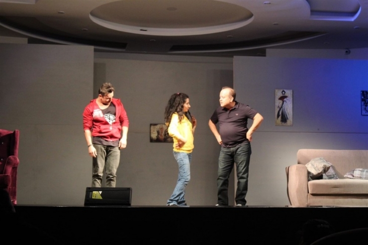 Kardelen Koleji’nde “Annem 40 Yaşında Babaannem 20” Tiyatro Oyunu Sergilendi