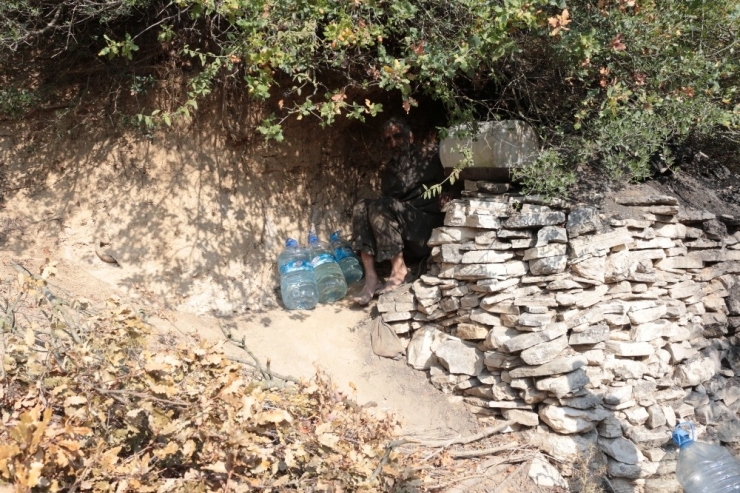 40 Yıldır Mağarada Yaşıyor