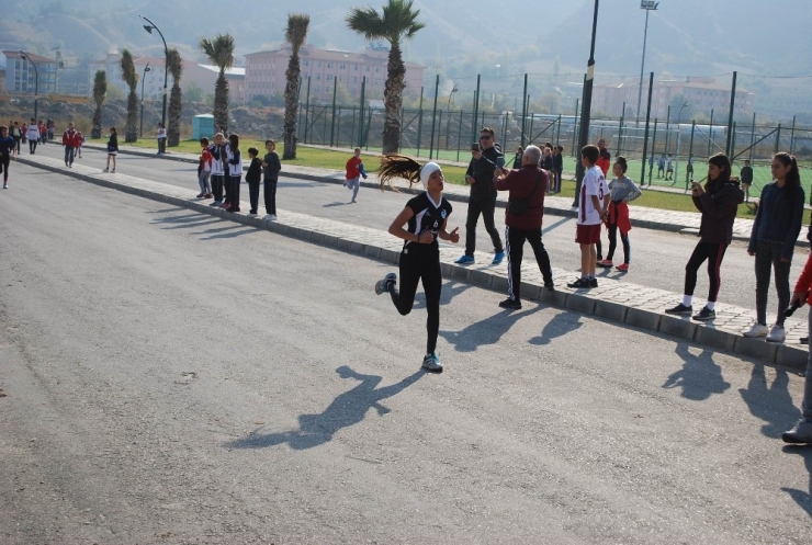 Salihli’de Öğrenciler Atatürk’ü Anmak İçin Koştu