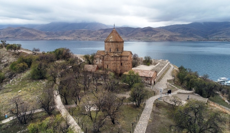 Tatlı Suya Kavuşan Akdamar Adası Yeşilleniyor