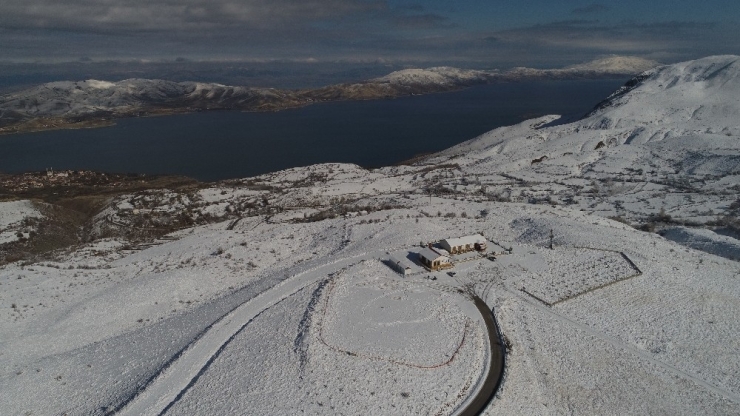 Göl Manzaralı Hazar Baba Dağı Karla Kaplandı