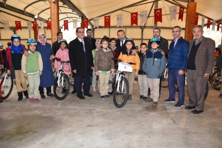 İzmitli Çocuklar Bisikletlerine Kavuştu