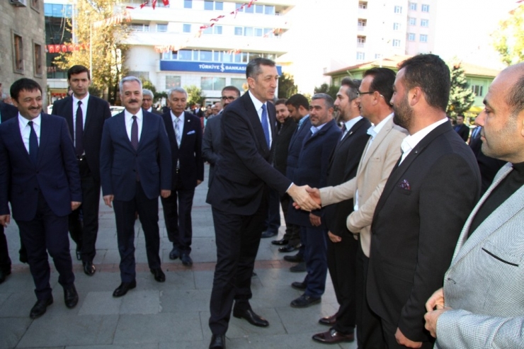 Bakan Selçuk:"eğitime Türkiye’nin En Büyük Çözümü Olarak Bakıyoruz"