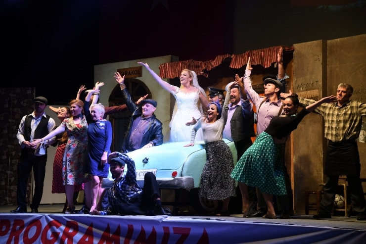 ‘Şoför Nebahat’ Tiyatrosuna Gelen İzleyiciler Salona Sığmadı