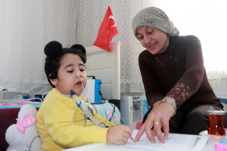 Sma Hastası Minik Firdevs’in Evde Eğitim Mutluluğu