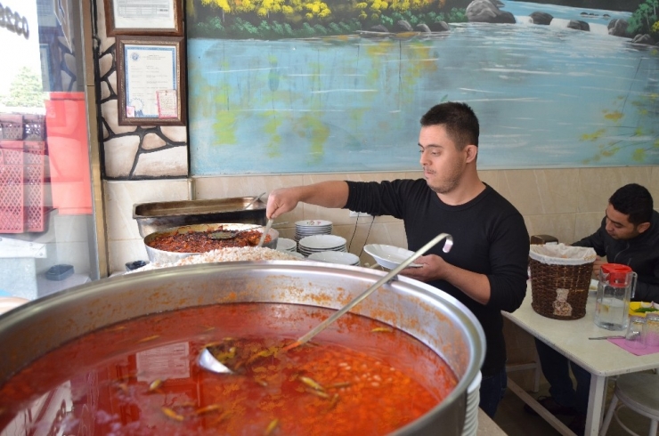 Down Sendromlu Mesut Çalışarak Annesine Bakıyor