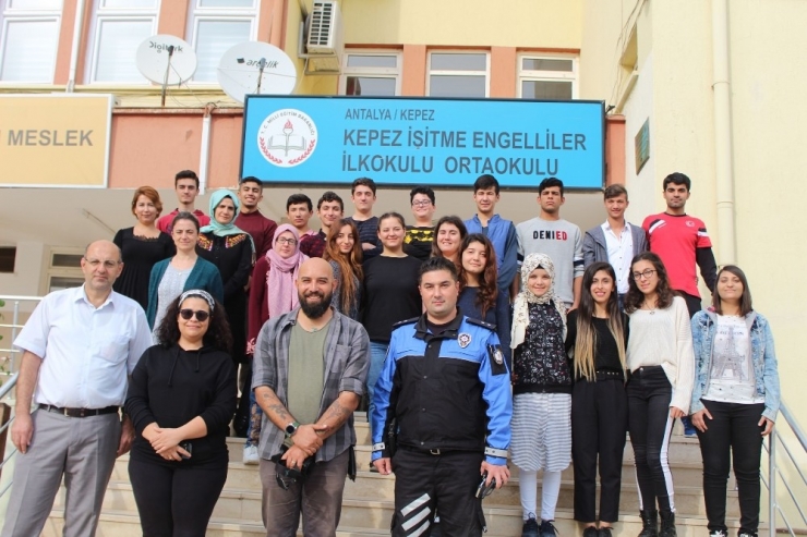 Antalya Polisinden İşitme Engelli Öğrencilere Fotoğrafçılık Eğitimi