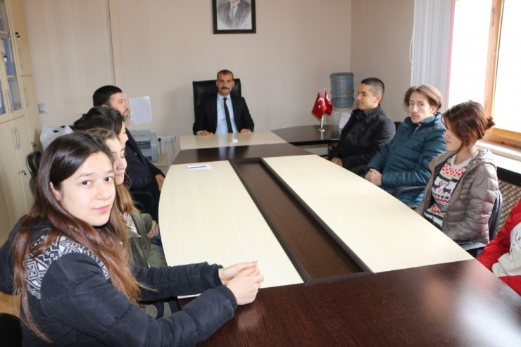 Kaymakam Yenigün’den Üniversiteye Hazırlanan Gençlere Kitap Desteği