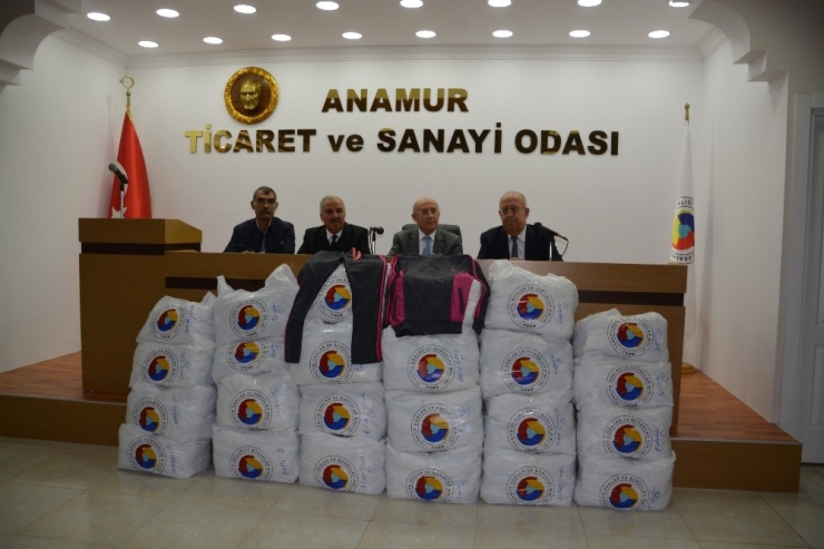 Anamur’da 210 Öğrenciye Eşofman Dağıtıldı