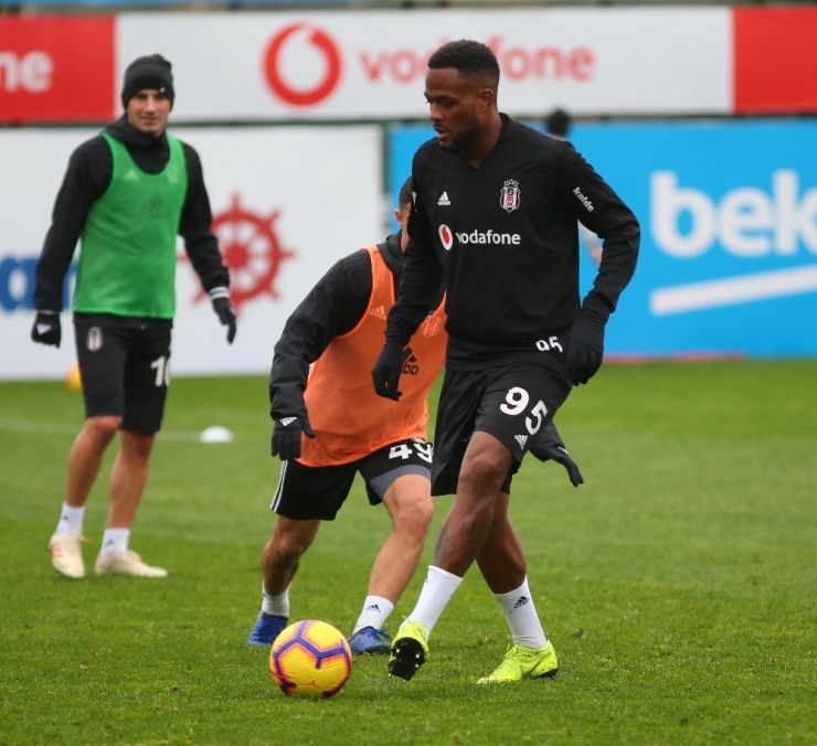 Beşiktaş Yağmur Altında Çalıştı