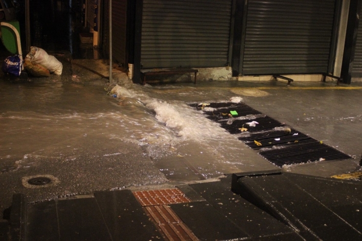 Sağanak Yağmur Sonrası Çarşı Sular Altında Kaldı