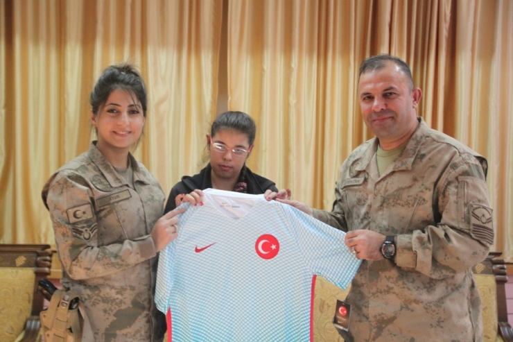 Jandarmadan Korunma Altındaki Çocuklara Forma Ve Top Hediyesi