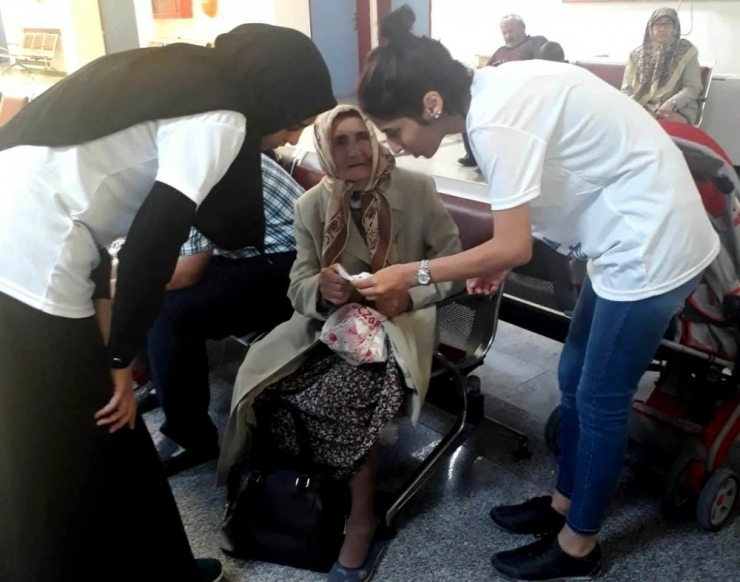 Üniversiteli Öğretmen Adayları Hastanede Rehberlik Yaptı