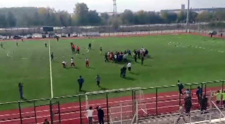 Amatör Maçta Kavga Çıktı, 11 Futbolcu Kırmızı Kart Gördü