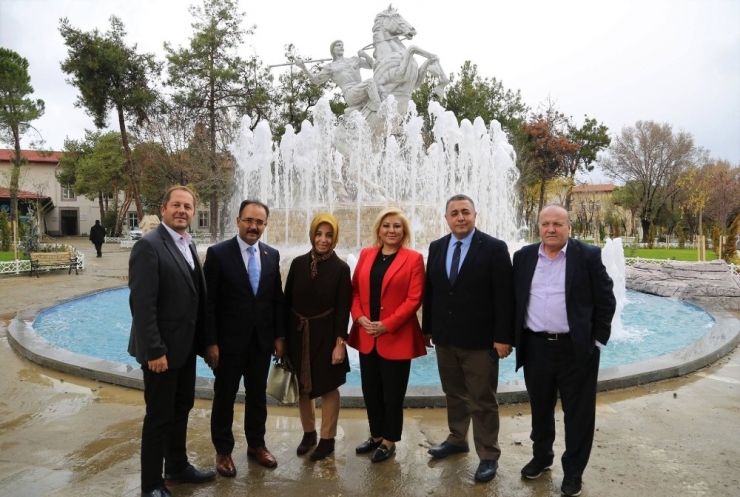 “Türk Siyasetinde Yeni Dönem Şifreleri” Paneli Uşak’ta Gerçekleşti