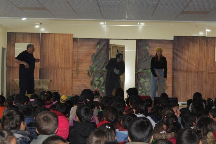 ’Ali Babanın Çiftliği’ Oyunu Başkale’de Sahnelendi