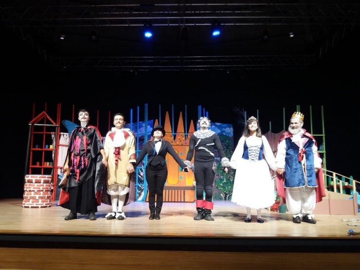 ‘Çizmeli Kedi’ Yıl Sonuna Kadar Perdelerini Açık Tutacak