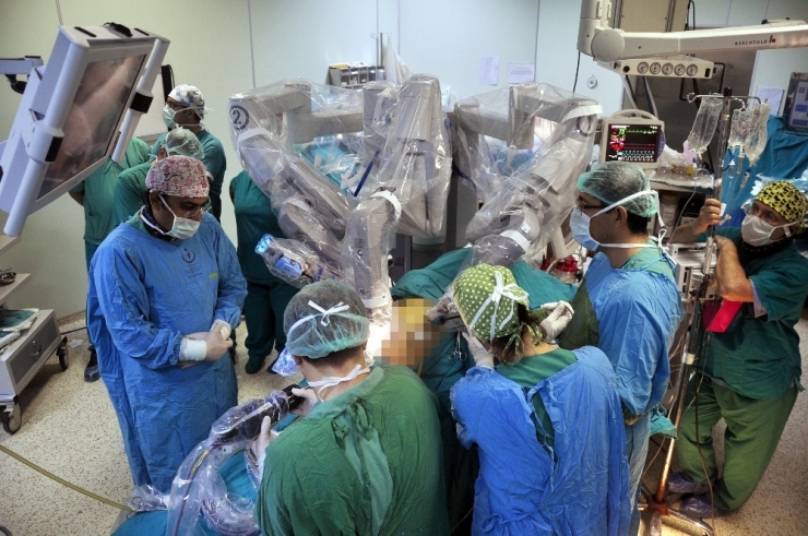 Kanserli Hastalara ’Davinci Robotu’ İle Kesisiz Ameliyat