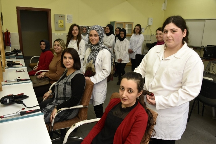 24 Kasım Öğretmenler Günü Öncesi Öğretmenlerinin Saç Bakımını Yaptılar