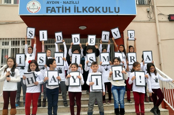 İlkokul Öğrencileri Şiddete Hayır Etkinliğinde Büyüklerine Seslendi