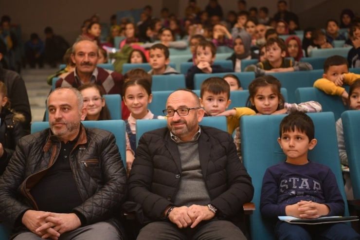 Başkan Üzülmez Miniklerle Oyun İzledi