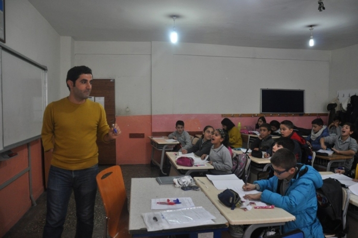 Engelli Öğretmen Çocuklara Umut Oluyor