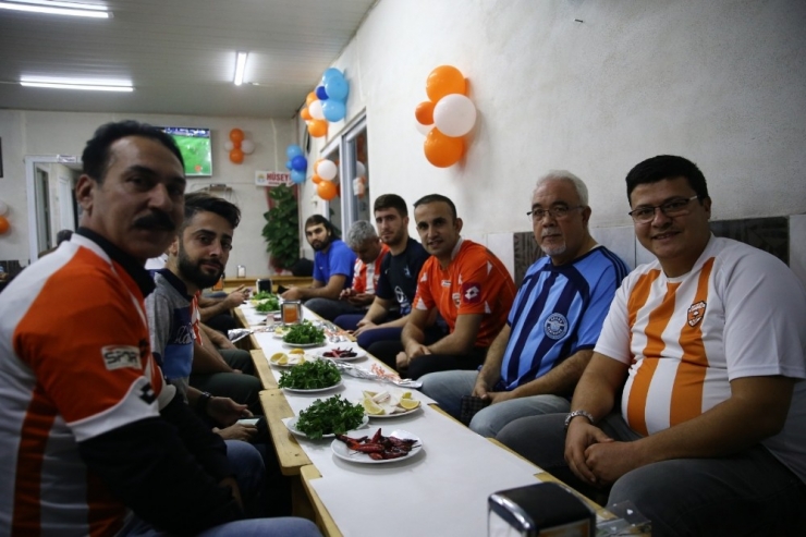 Adana Demirspor Ve Adanaspor Taraftarlarından Dostluk Yemeği