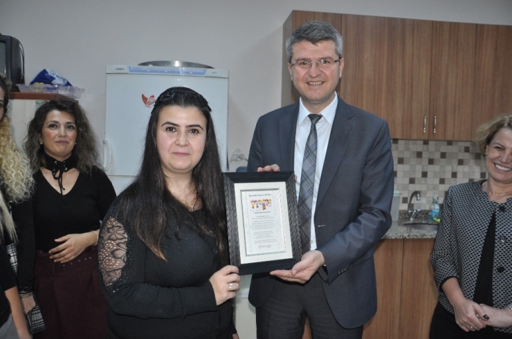 Öğretmenlere Hediye Almak Yerine Darüşşafaka’ya Bağışta Bulundular